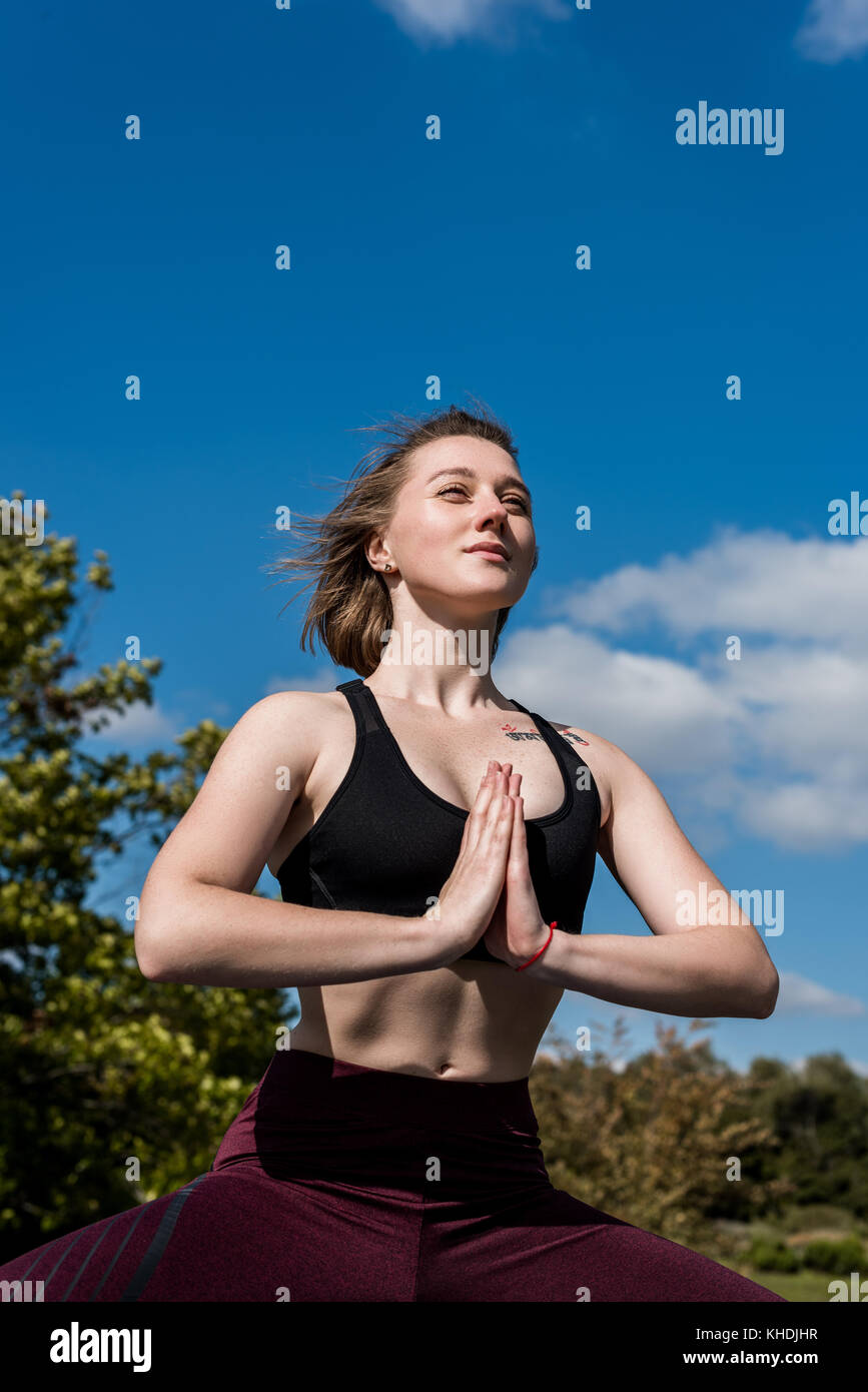 Frau Üben Yoga im Freien Stockfoto