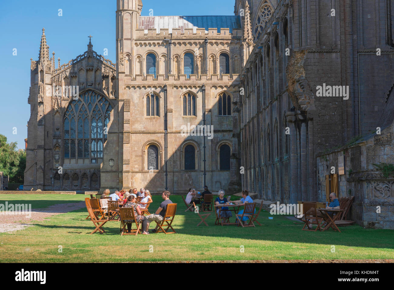 UK Sommer, eine Gruppe von Besuchern der Ely Kathedrale genießen Nachmittagstee auf der Kathedrale grün, Cambridgeshire, England. Stockfoto
