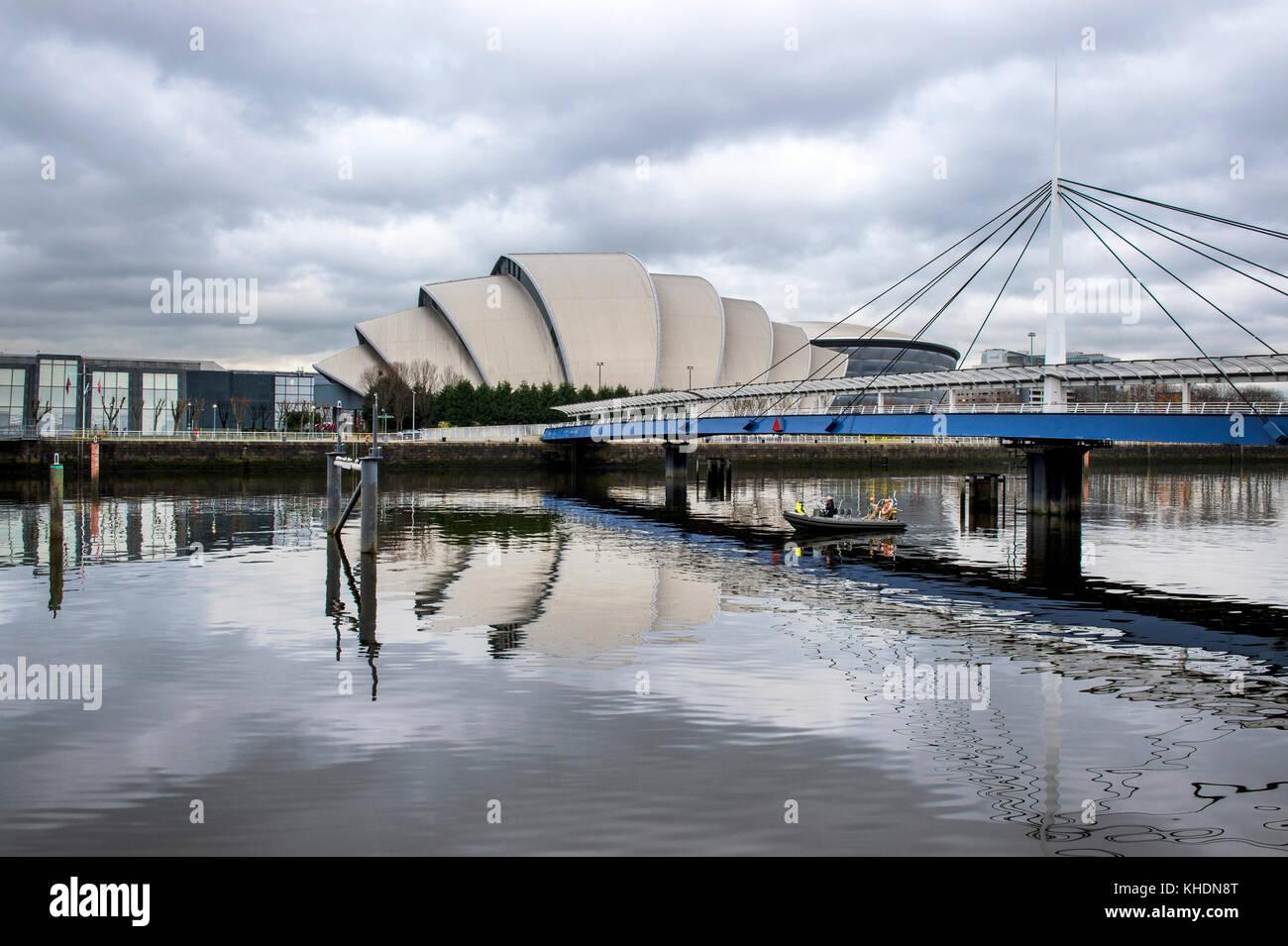 Vereinigtes Königreich, Schottland, Glasgow, Clyde River Clyde Auditorium, "ARMADILLO", GLOCKEN BRÜCKE Stockfoto