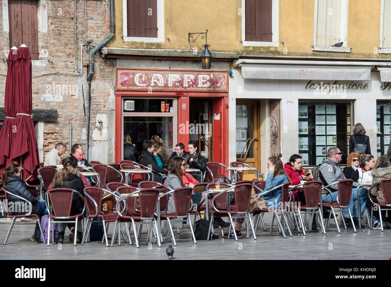 Menschen sitzen vor einem Restaurant Bar, Campo Santa Margherita, Venedig, Veneto, Italien Stockfoto