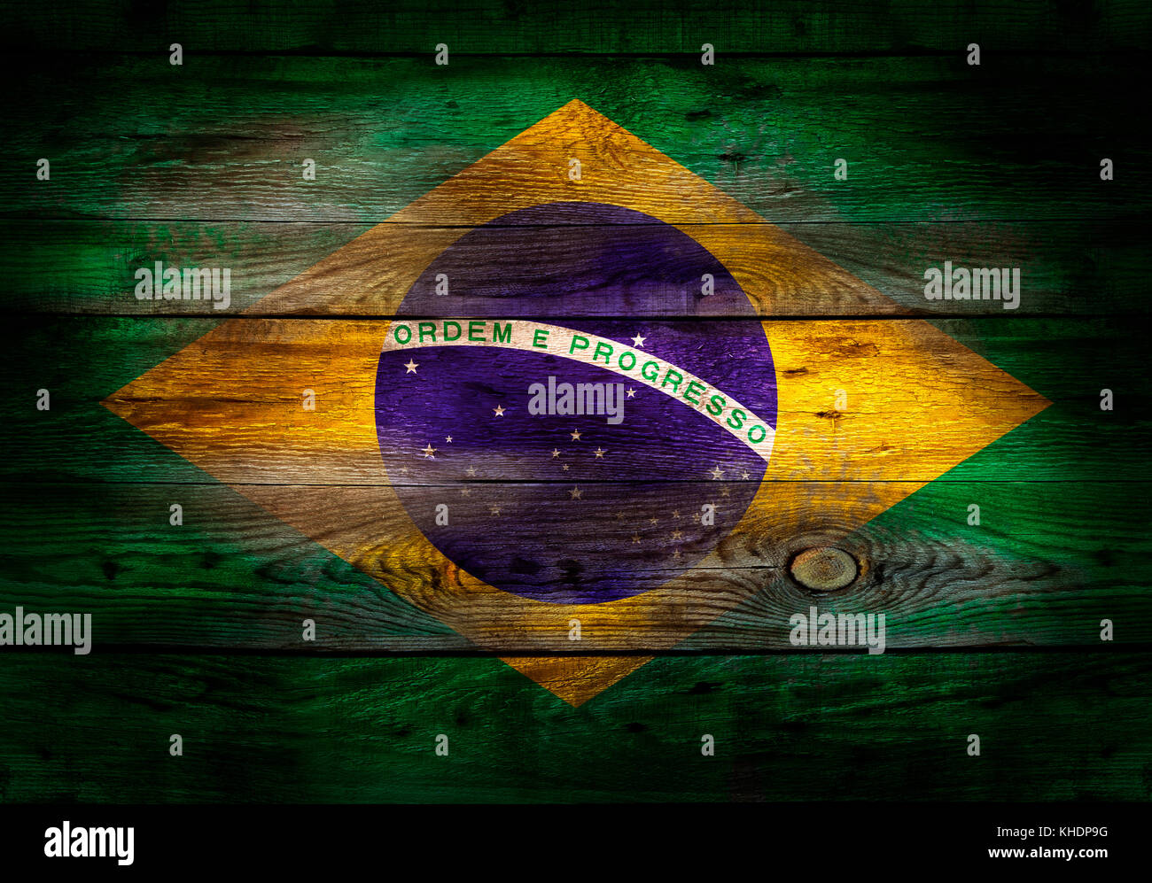 Flagge von Brasilien auf grunge Holzbrett Hintergrund gemalt Stockfoto
