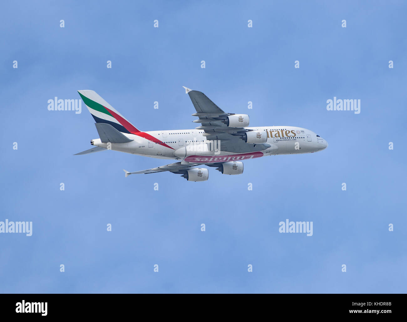 Ein Airbus A380 von Emirates, der vom Flughafen Manchester abfliegt und über Dunham Massey, Trafford, Greater Manchester fliegt. Stockfoto