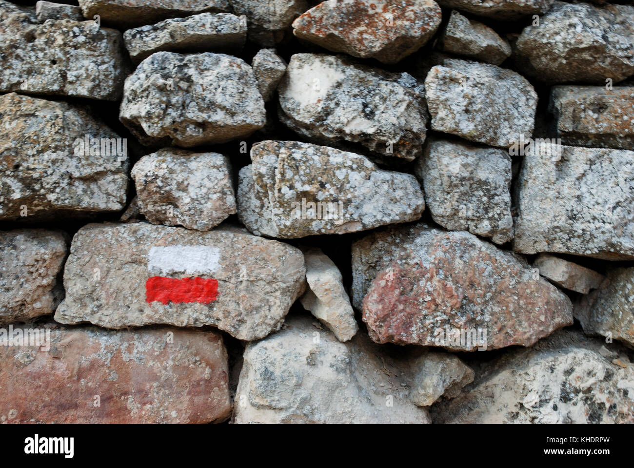 GR Pfad Markieren auf Stein Wand gemalt. Stockfoto