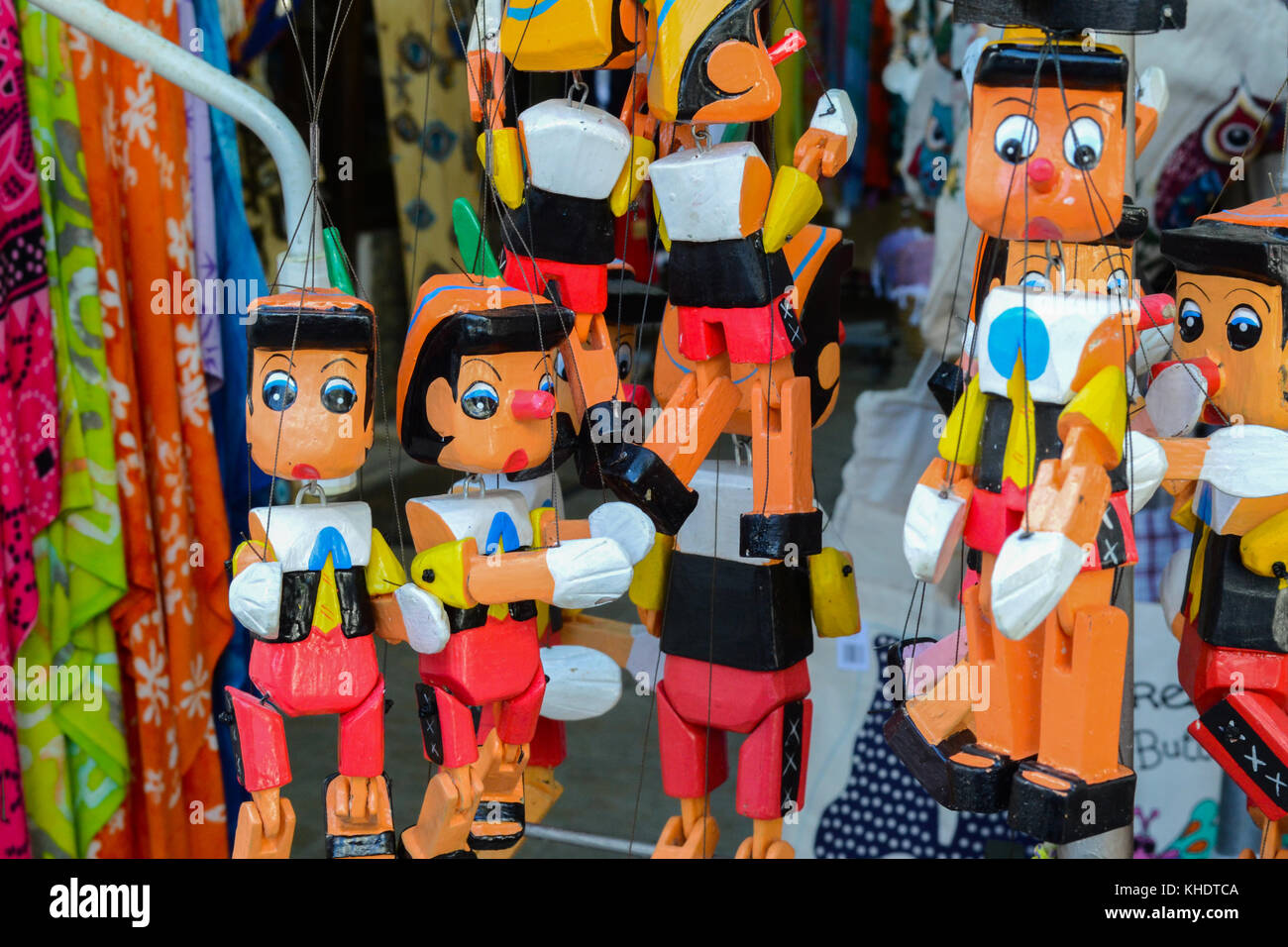 Zahlreiche hölzernen Pinocchio Spielwaren hängen in einem Street Shop im  alten Dorf Panagia, in Thassos - Griechenland Stockfotografie - Alamy