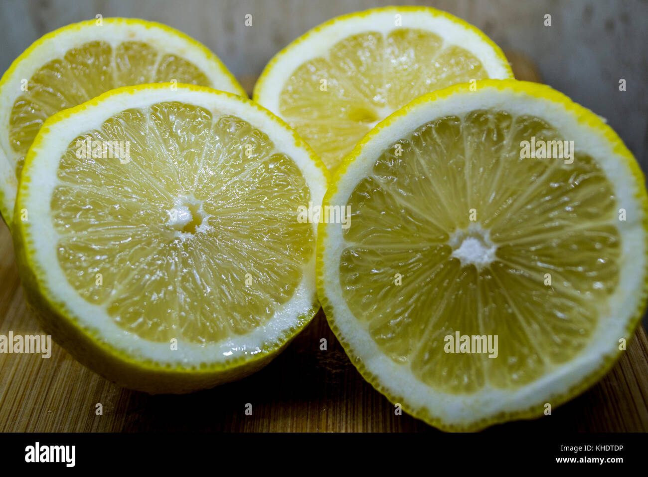 Zwei frische Zitronen in Hälften schneiden auf der Arbeitsplatte in der Küche Stockfoto