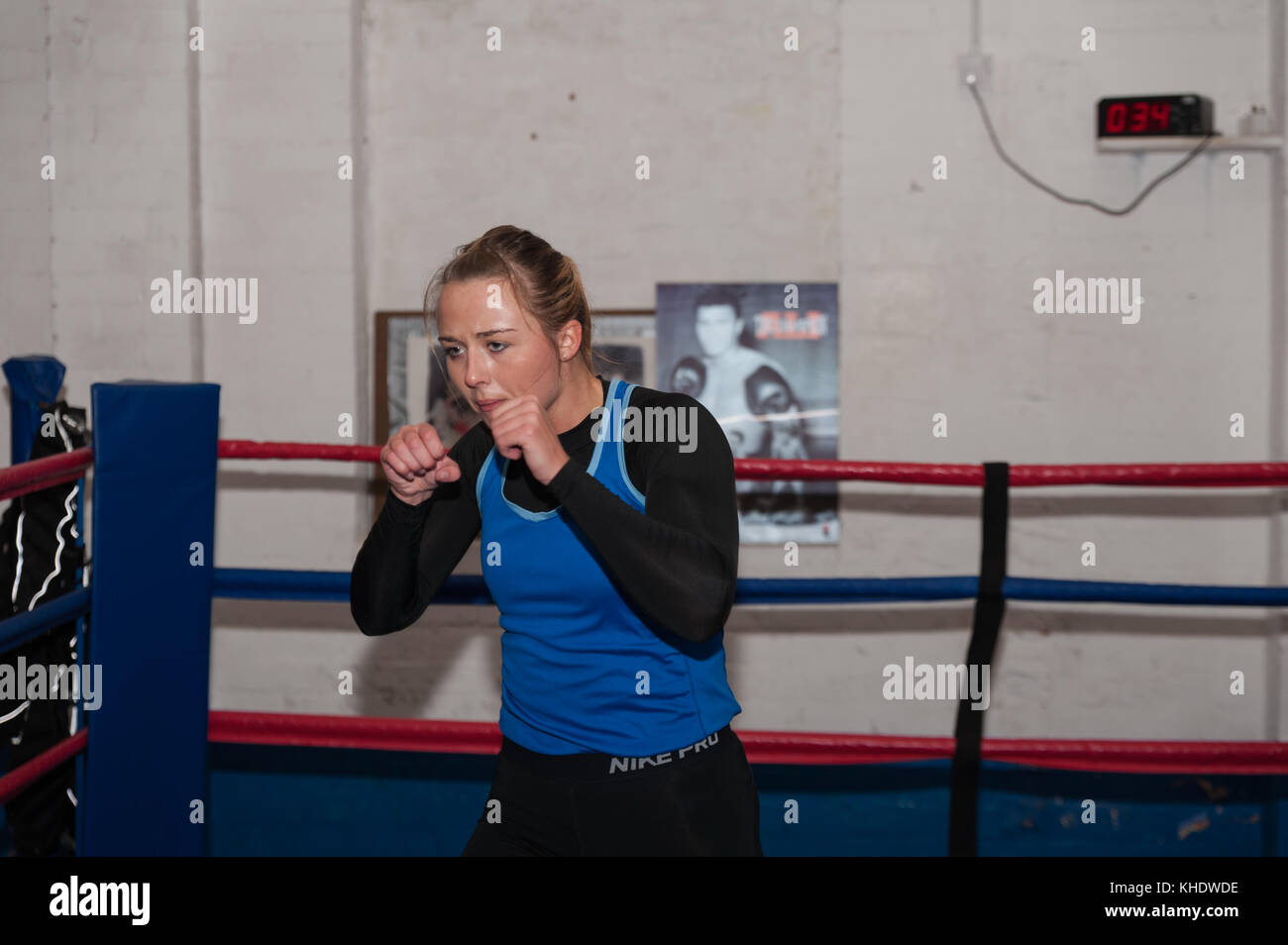 Hannah Robinson eine Boxerin, die die englische Leichtgewicht-Titelverteidiger (60kg) ist, die in einem Fitnessstudio in Bishop Auckland, County Durham, trainiert und trainiert. Stockfoto