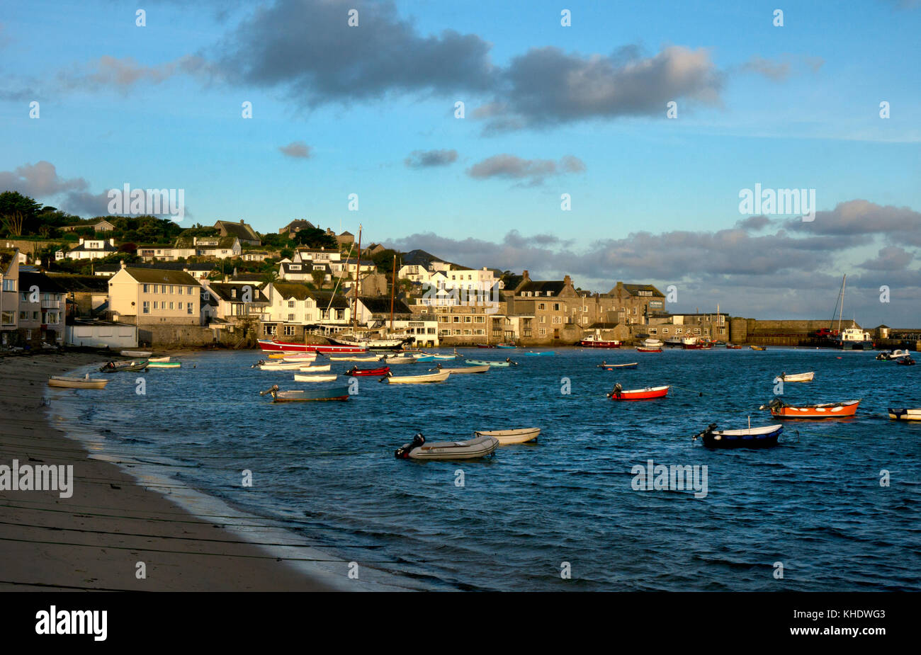 Stadt, Strand und Hafen, Hugh Town, St. Maria, die Scilly Inseln, England Stockfoto