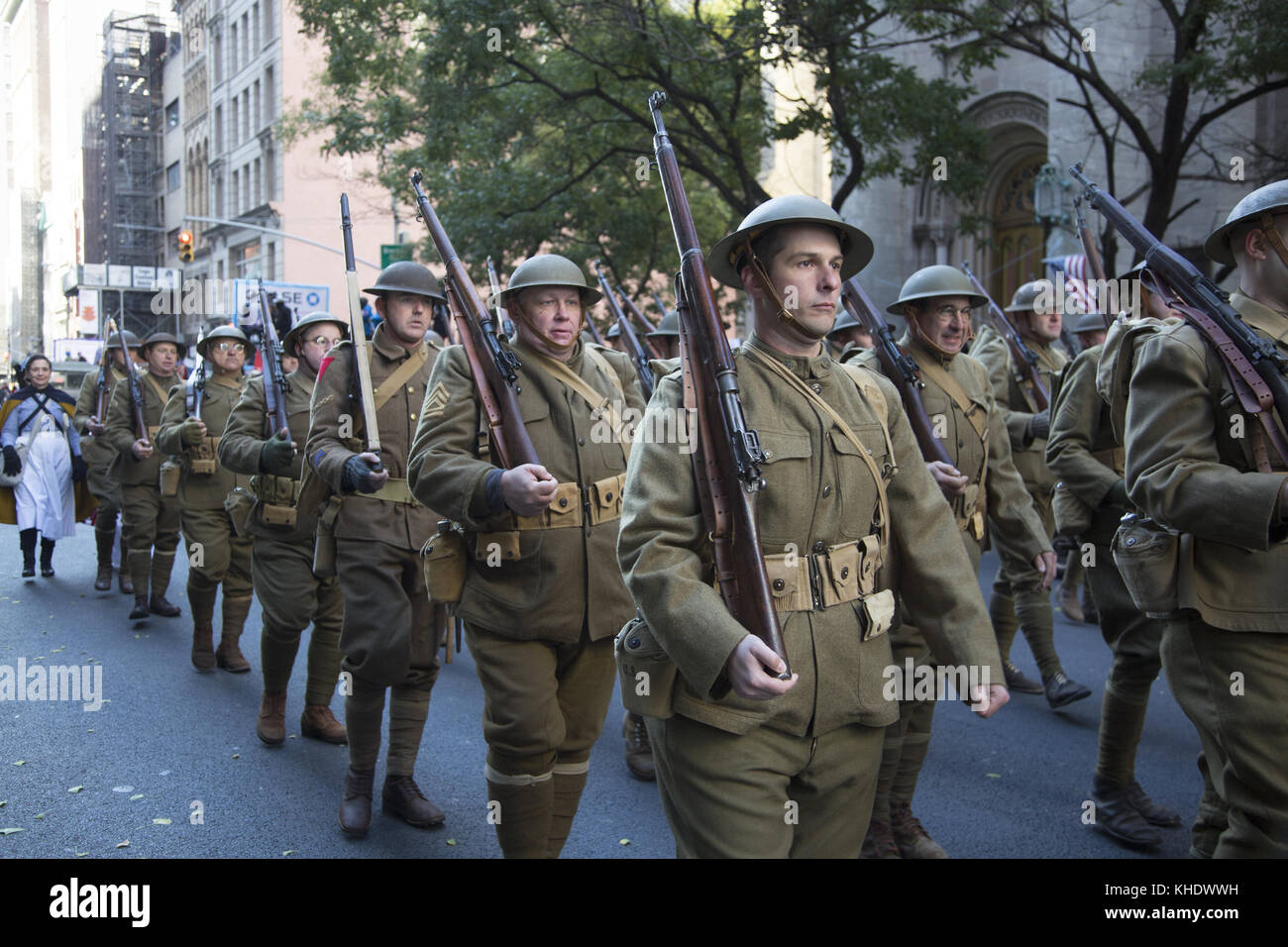 Soldaten in WW I Uniformen gedenken Amerikas Teilnahme und Opfer im Ersten Weltkrieg gekleidet. Veterans Day, 5th Avenue, New York City. Stockfoto