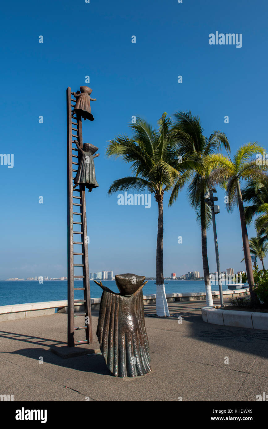 Mexiko, Jalisco, Puerto Vallarta. El Centro, historisches Stadtzentrum. Der Malecon, die Uferpromenade, die für ihren Blick auf die Banderas-Bucht und den Bronze-Schulpt bekannt ist Stockfoto