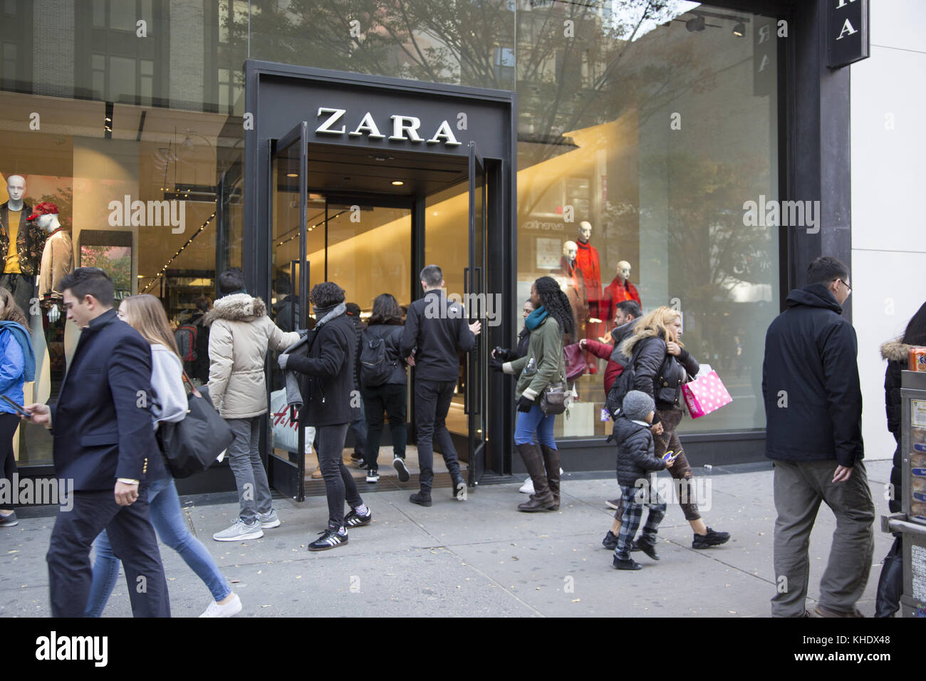 Zara Store in der 34th Street, NYC. Spanische Modekette, die trendige  Kleidung, Schuhe und Accessoires von Hausmarken anbietet Stockfotografie -  Alamy