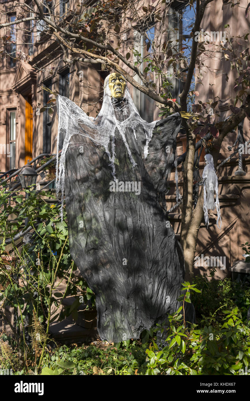 Gruselige Halloween Dekoration im Vorgarten eines Park Slope Brownstone in Brooklyn, NY. Stockfoto