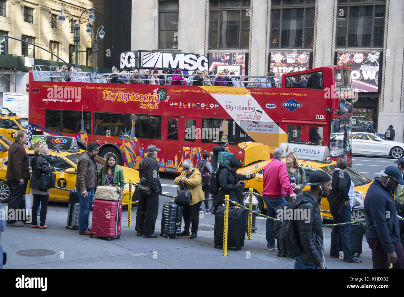 Reisende in die Warteschlange für Taxis an der 7th Avenue in Front von Penn Station, Manhattan, New York City. Stockfoto