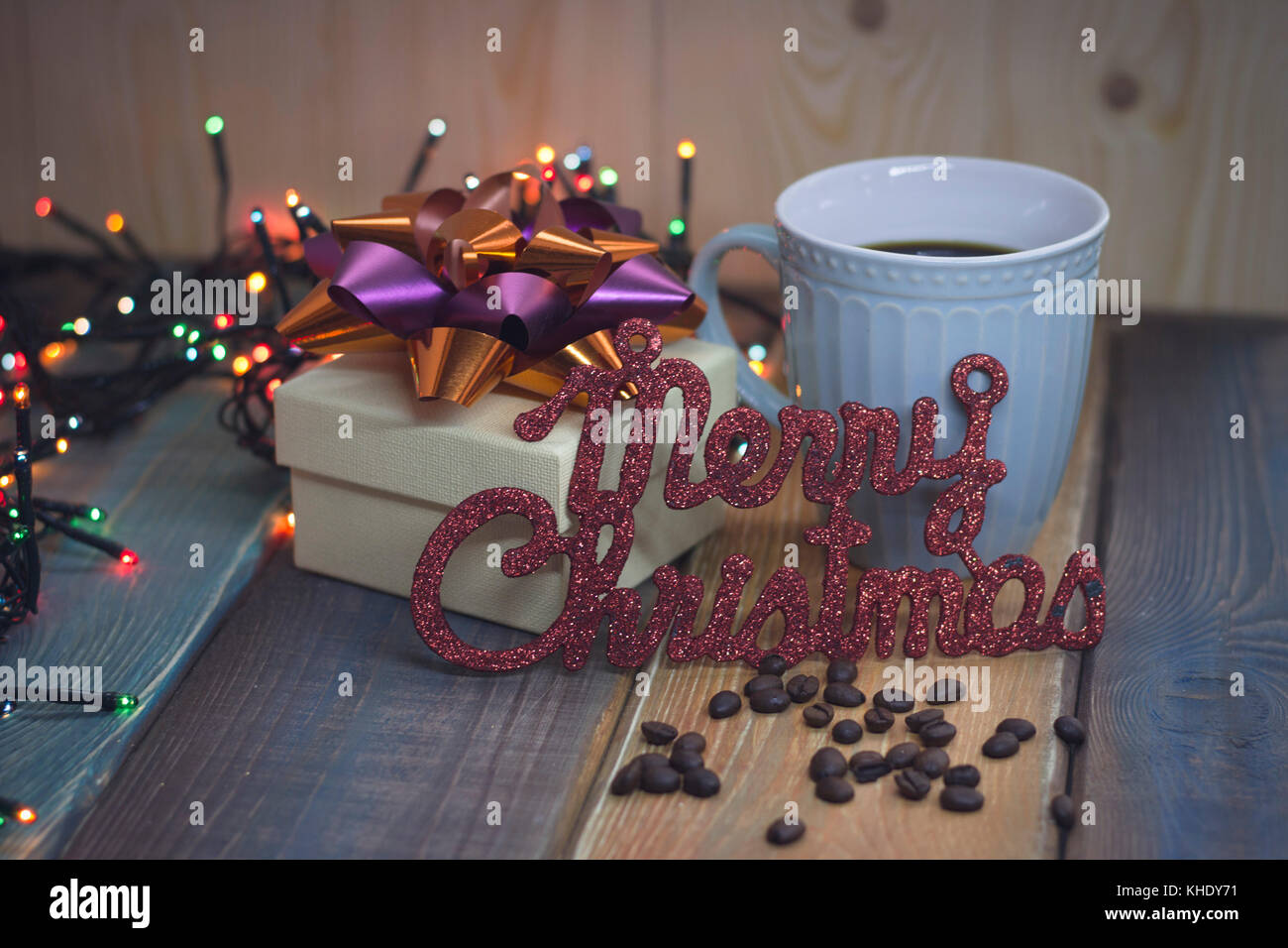 Weiß Geschenkbox, Schale, Beschriftung Weihnachten auf dem Tisch heiraten Stockfoto