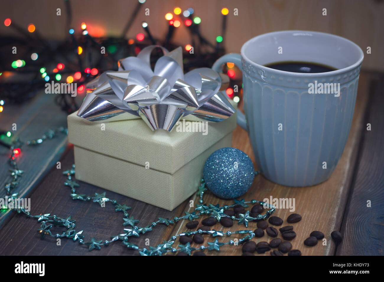 Weiß Geschenkbox, blaue Schale, blau glänzende Kugel auf dem Tisch Stockfoto