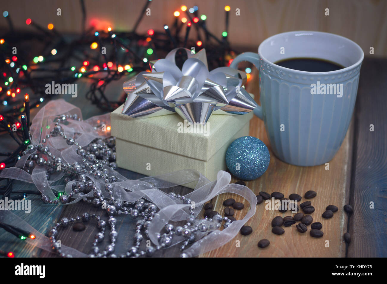 Weiß Geschenkbox, blaue Schale, blaue Kugel und Perlen auf dem Tisch Stockfoto