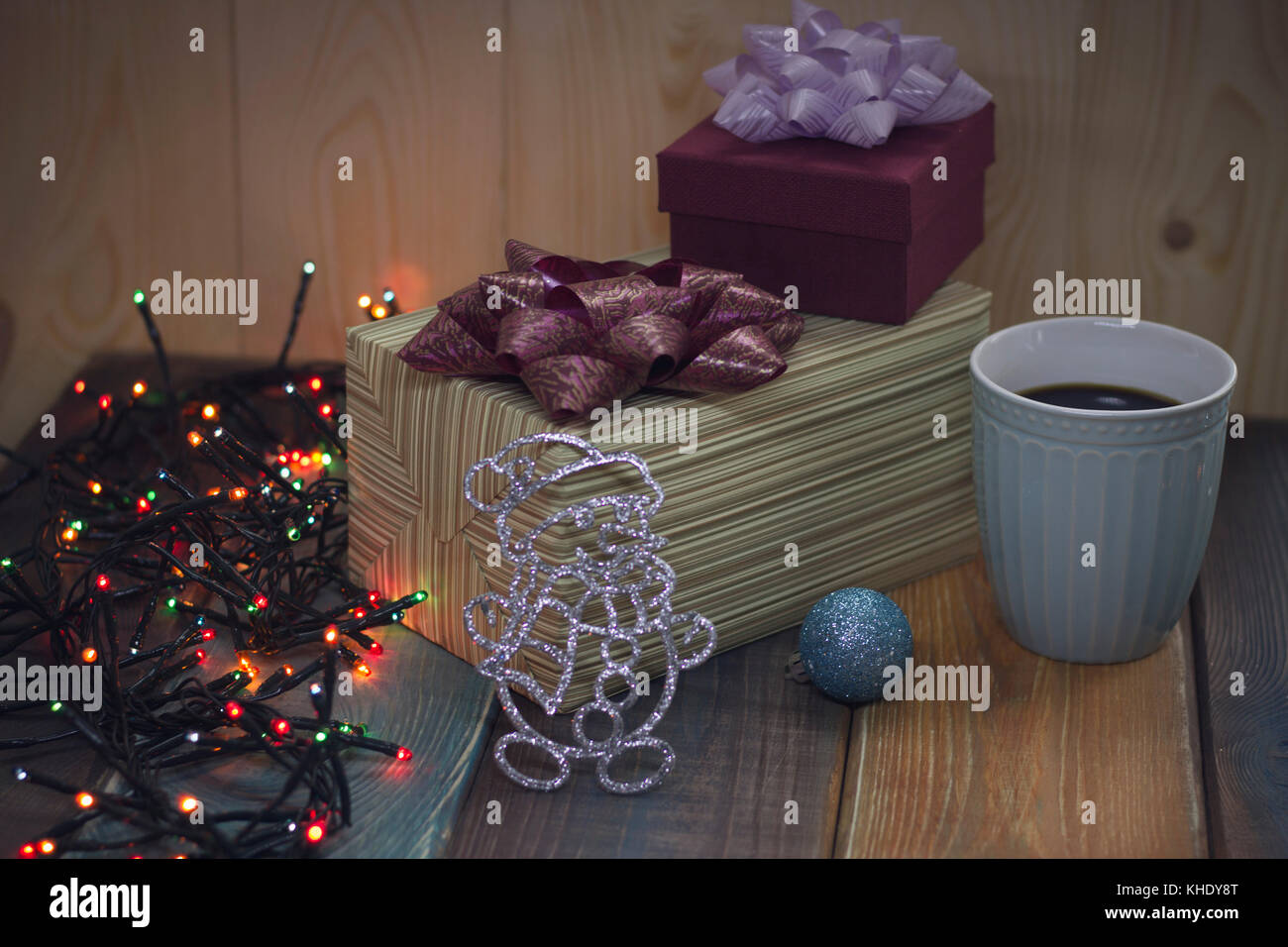 Zwei Geschenkboxen, Weihnachten Spielzeug, eine Tasse Kaffee auf dem Tisch Stockfoto