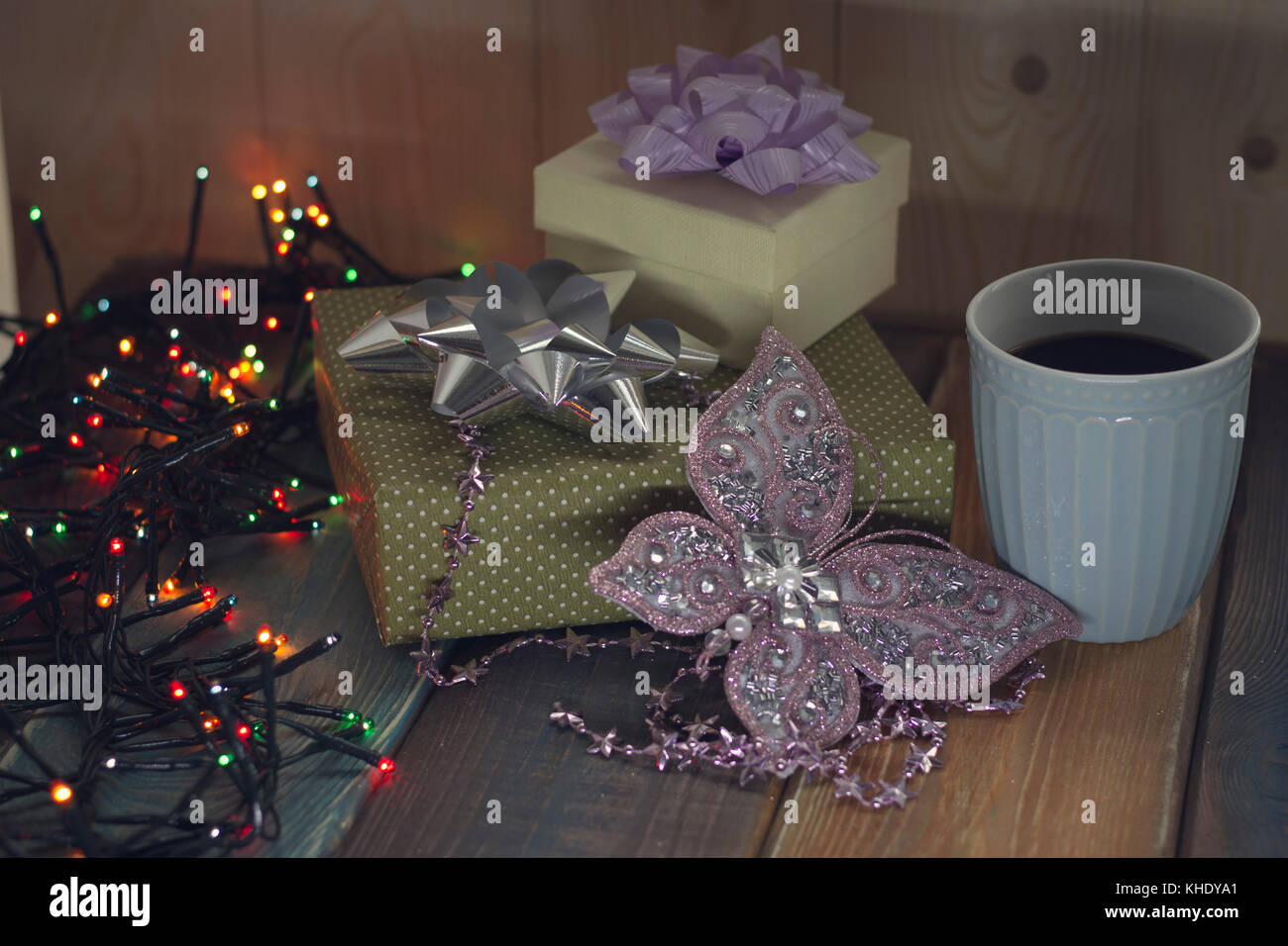 Zwei Geschenke und eine blaue Schale auf einem Holztisch Stockfoto