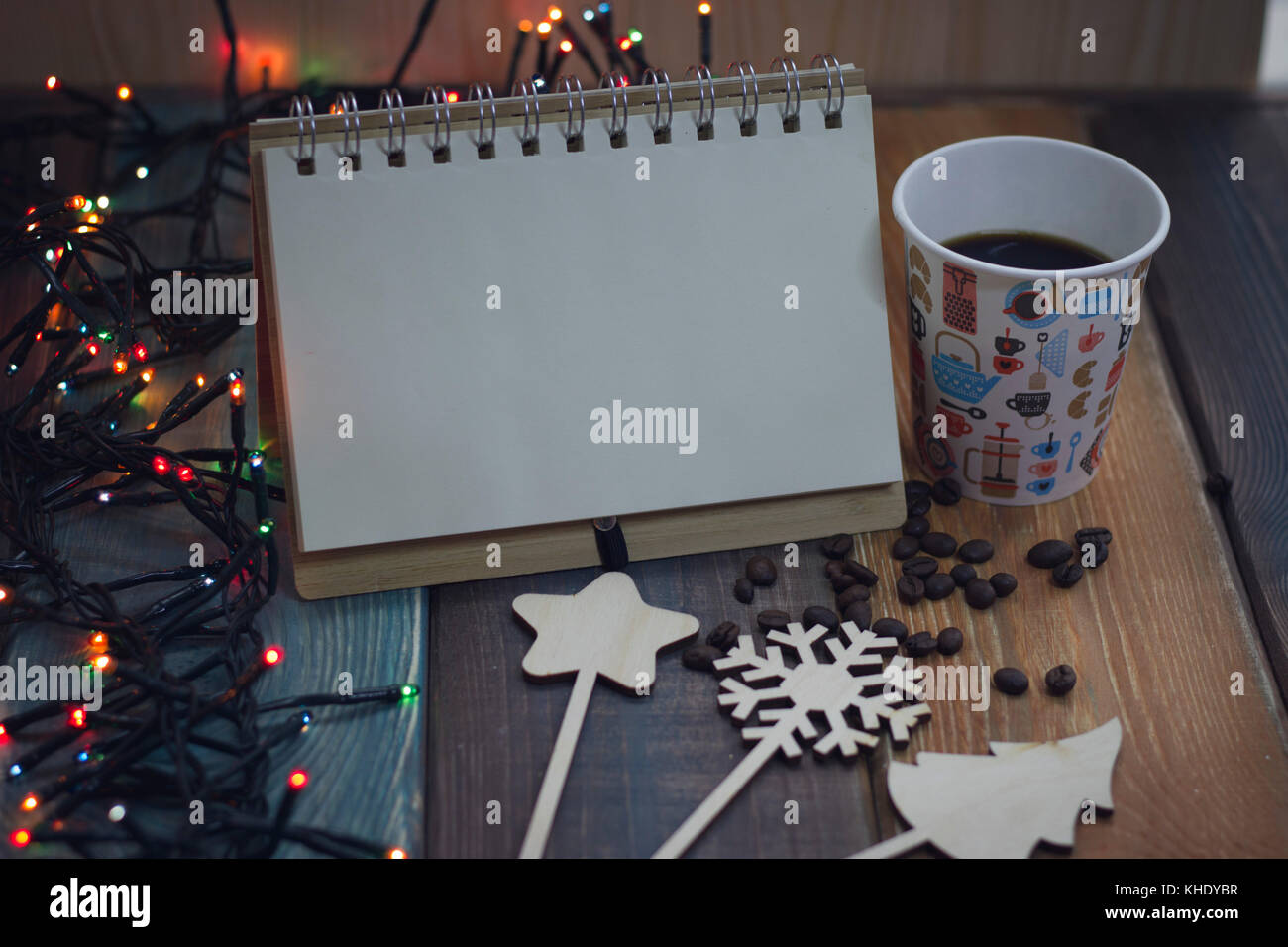 Notizblock, ein Glas mit Schneemann drucken und Dekorationen auf einer Tabelle Stockfoto