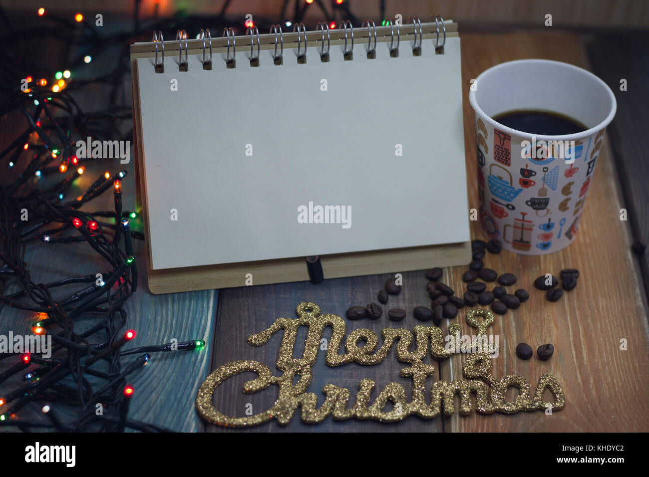 Notepad, Glas und die Inschrift Weihnachten heiraten Stockfoto
