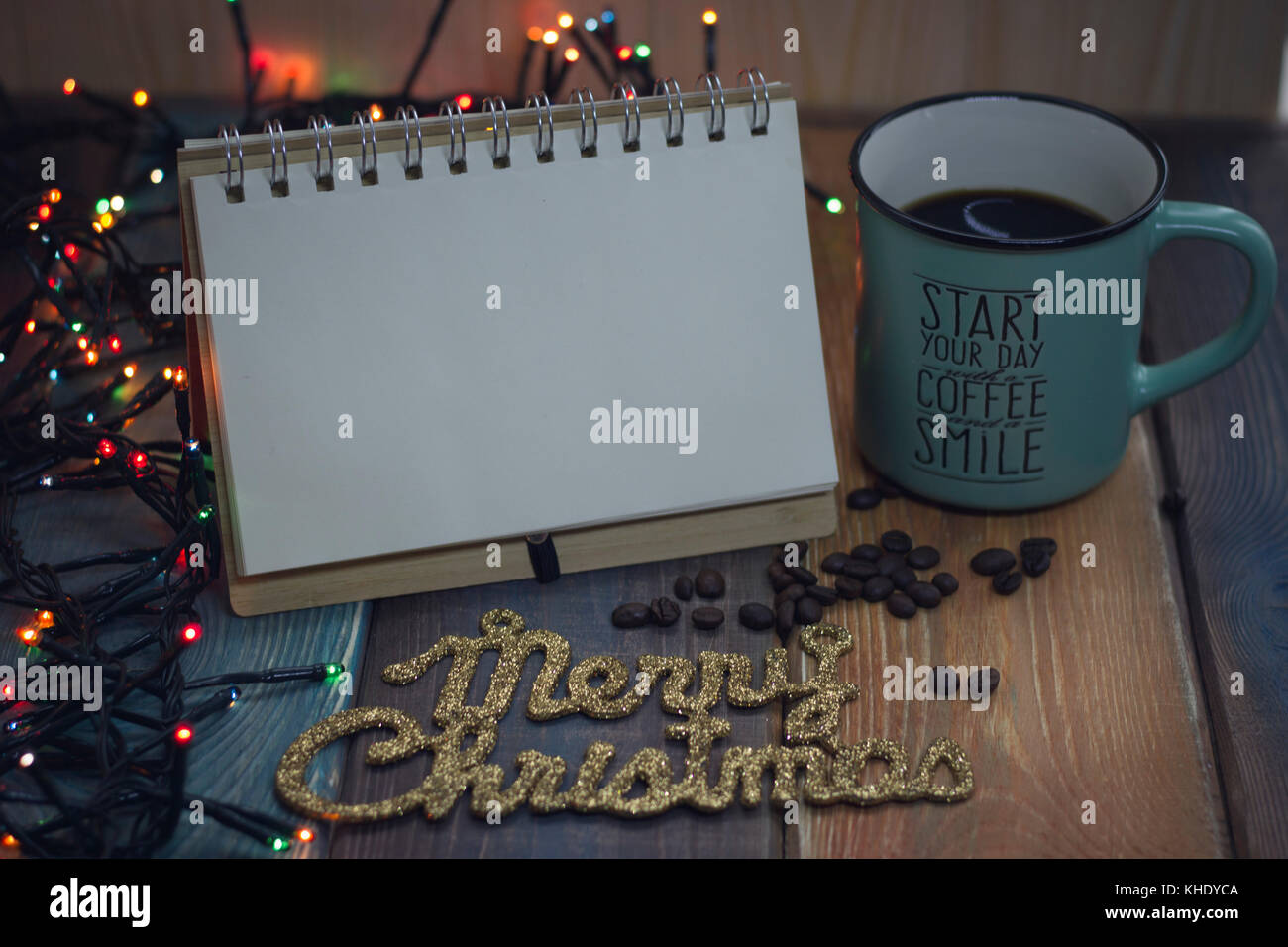 Notepad, Blue Cup und der Inschrift Weihnachten heiraten Stockfoto