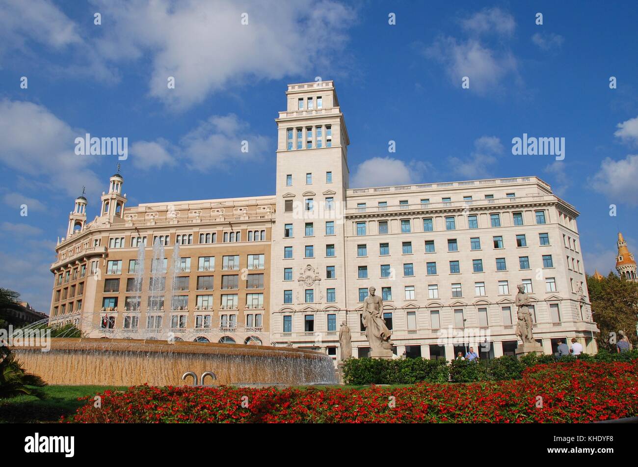 Die historische Placa de Catalunya in Barcelona, Spanien am 1. November 2017. Im Hintergrund steht der Flaggschiffladen der Freizeitbekleidungsmarke Desigual. Stockfoto