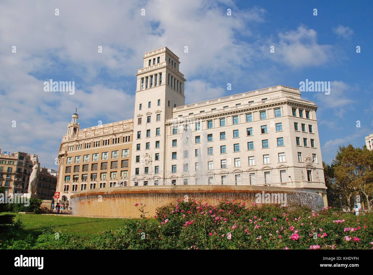 Die historische Placa de Catalunya in Barcelona, Spanien am 1. November 2017. Im Hintergrund steht der Flaggschiffladen der Freizeitbekleidungsmarke Desigual. Stockfoto