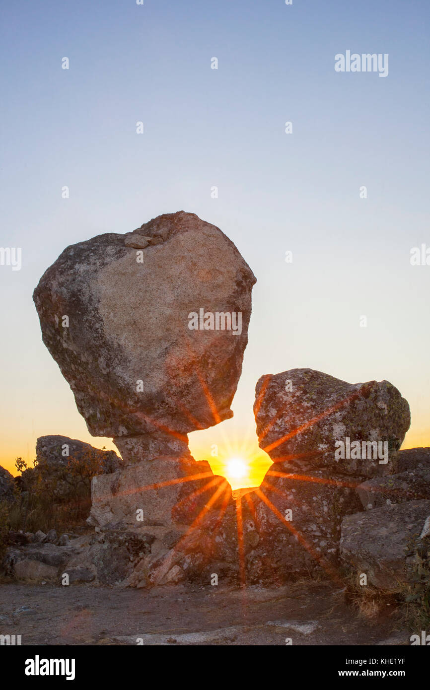 Sonne zwischen Megalith-monument von cancho Que Se Menea. Auf Englisch schalten Rock. Montanchez, Spanien Stockfoto