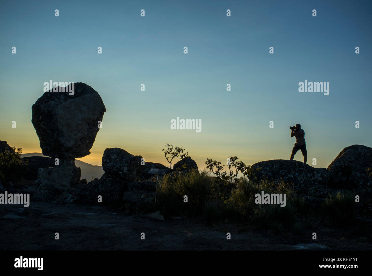 Silhouette einer Fotograf shooting Sonne über dem Berg erhebt. Montanchez berühmten Megalith-monument, Caceres, Spanien Stockfoto