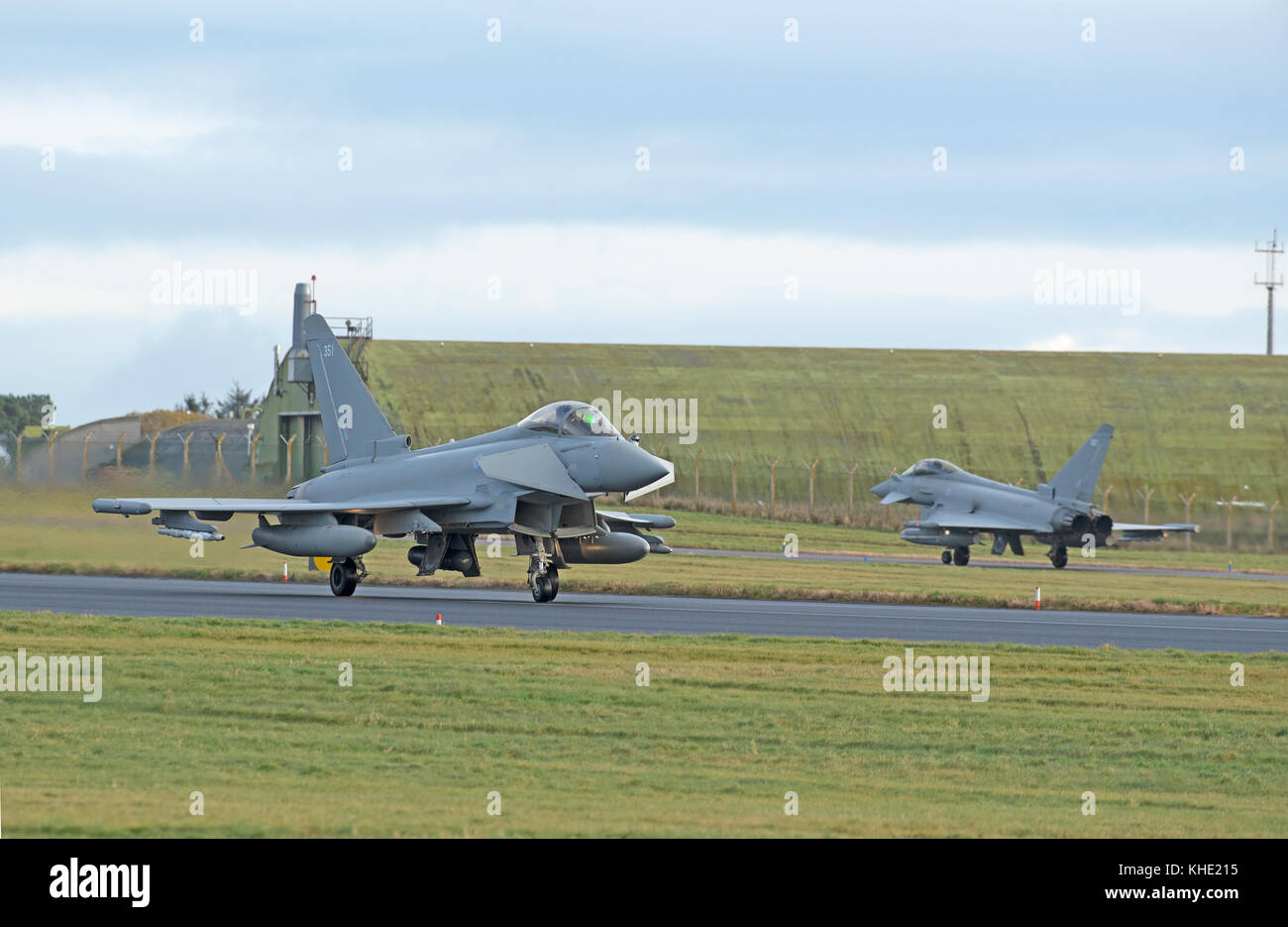 Die UKs Eurofighter Typhoon twin engined Canard - delta Wing schnelle Kampfjets, von denen einige an RAF lLossiemoputh in NE Schottland basieren. Stockfoto