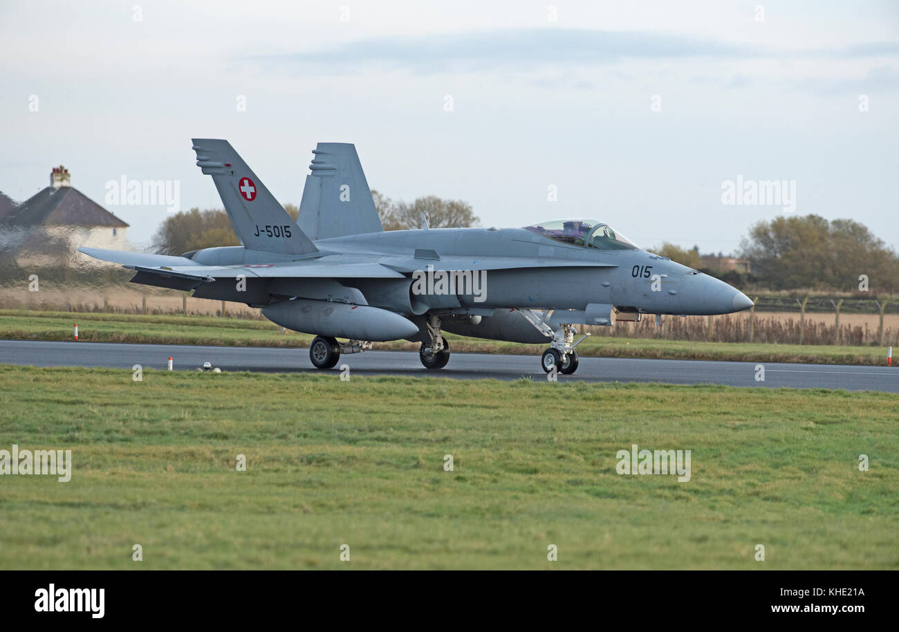 10 schweizer Boeing F/A 18 c Hornet auf, um die Bereitstellung zu Raf llossiemouth in Morayshire, Schottland für 4 Wochen Tag und Nacht flying low level Pilot Training. Stockfoto