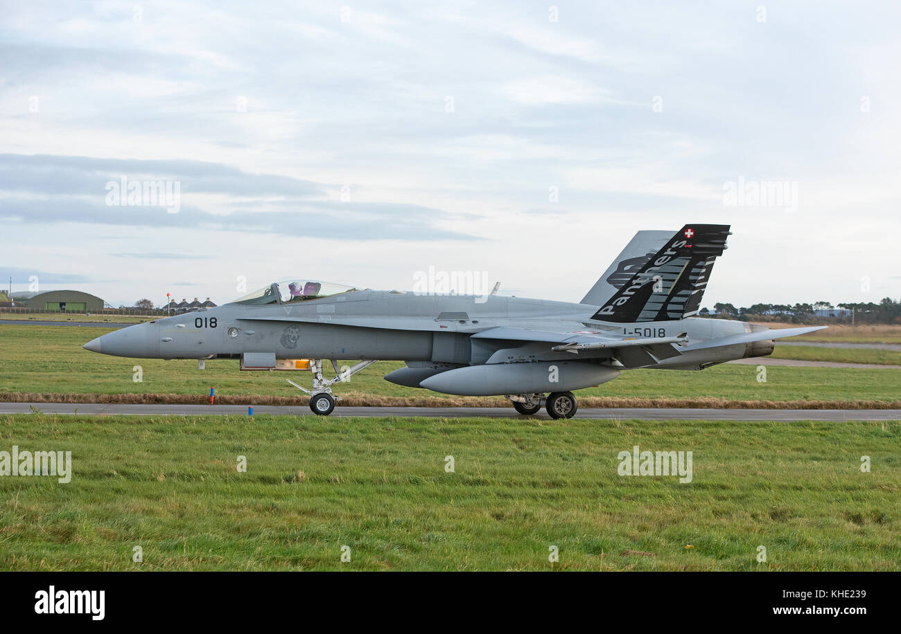 Swiss Air Force F/A 18 E Hornissen zu RAF Lossiemouth, Schottland für vier Wochen im November 2017 bereitgestellt. Stockfoto