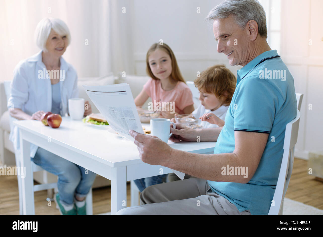 Ruhigen Frühstück in einer großen Familie Stockfoto