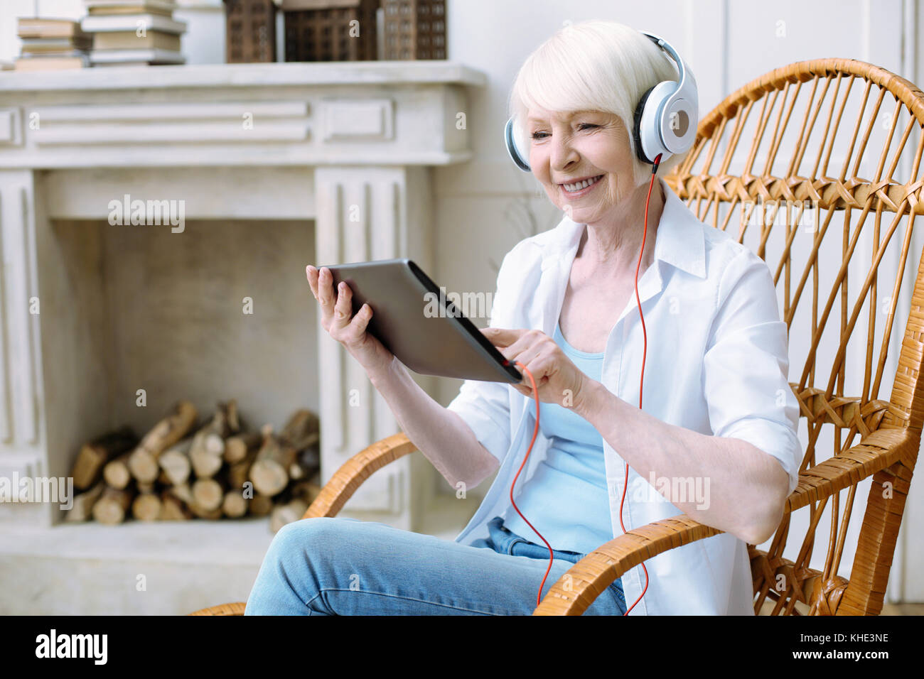 Gerne Rentner sitzen mit einem Tablet Stockfoto