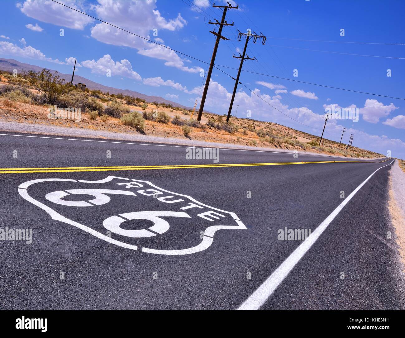 Us-Route 66 Highway mit Zeichen auf Asphalt auf Kalifornien. Stockfoto