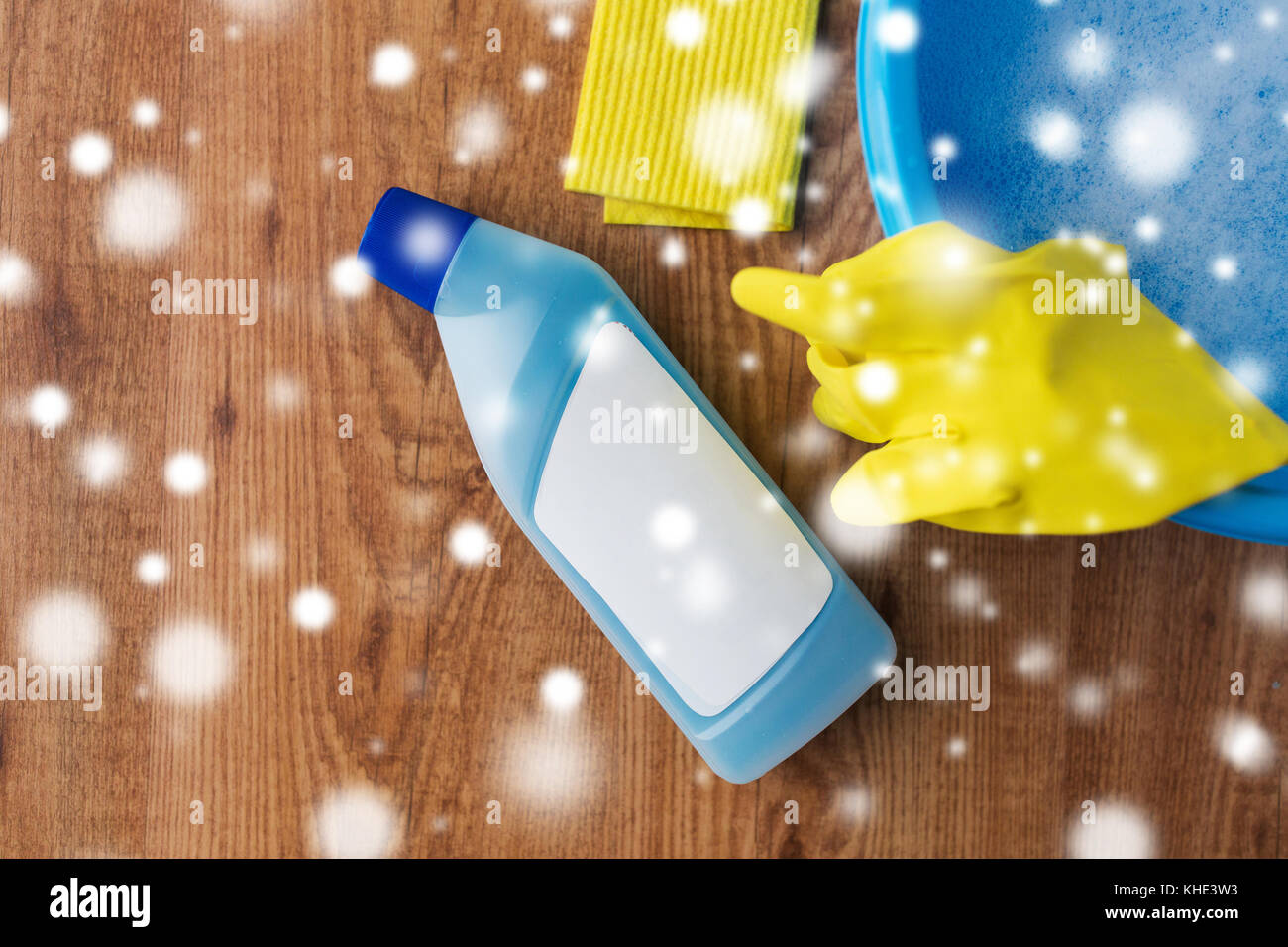 Becken mit Reinigung Material auf Holz- Hintergrund Stockfoto