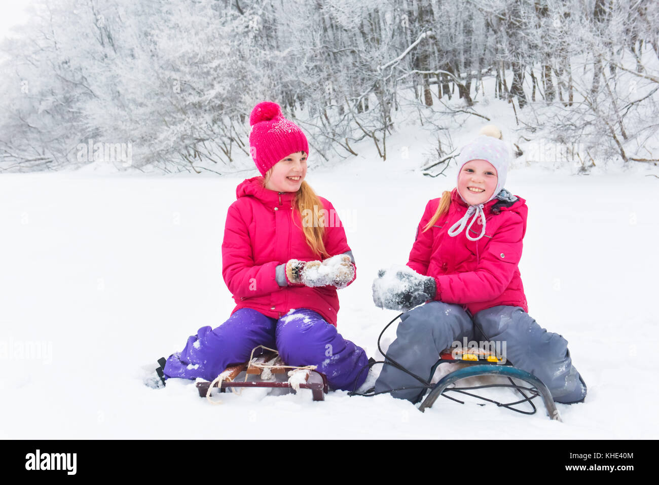 Mädchen Tag mit Spielen im Winter Wald Stockfoto