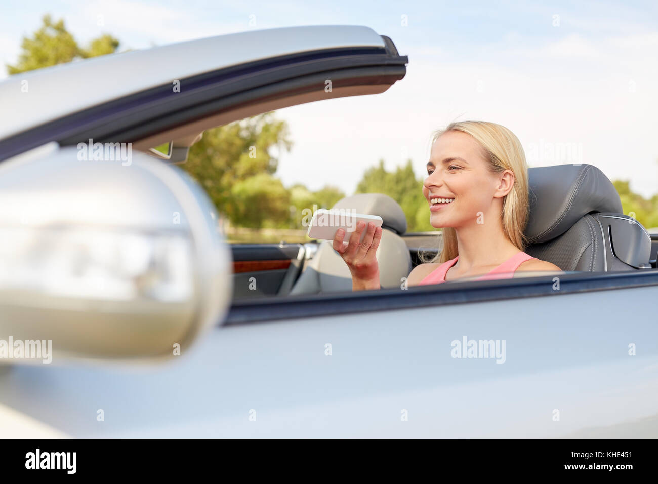 Frau Aufnahme Voice auf dem Smartphone im Auto Stockfoto
