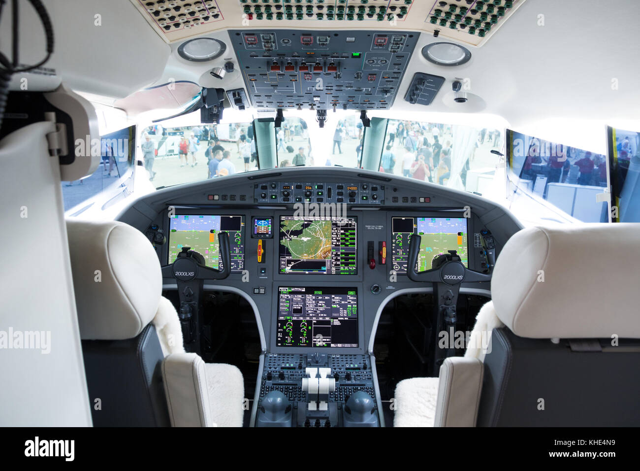 Paris, Frankreich, 23.Juni, 2017: Modernes Glas Cockpit der Dassault Falcon 2000 lxs Business Jet auf der Paris Air Show 2017. Stockfoto