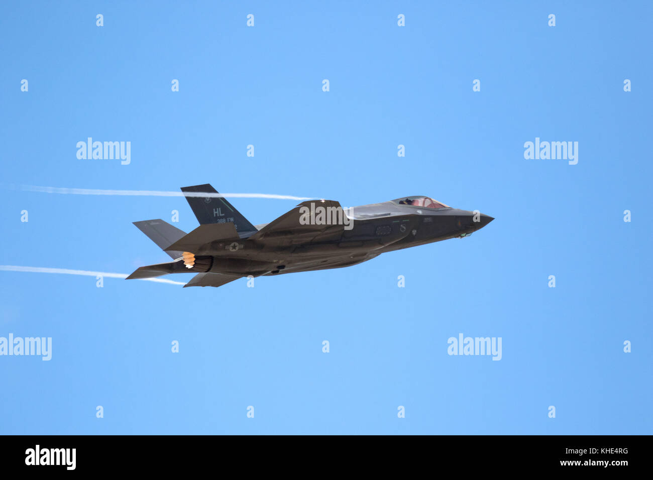 PARIS, FRANKREICH - 23. JUN 2017: US Air Force Lockheed-Martin F-35 Lightning II Kampfjet fliegt eine Demo zu seinem Debüt auf der Paris Air Show 2017 Stockfoto