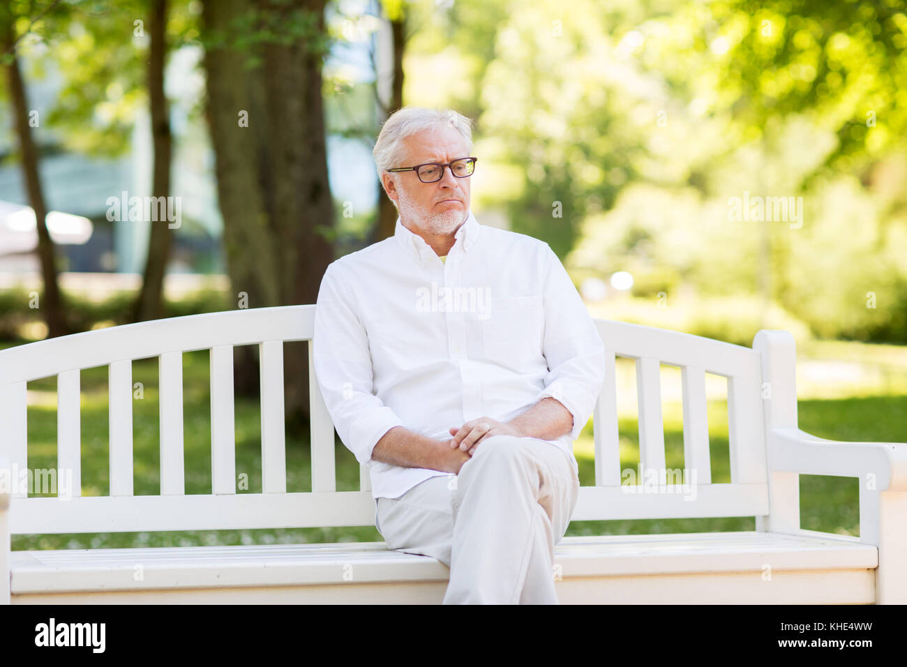Traurig älterer Mann an Sommer Park Stockfoto