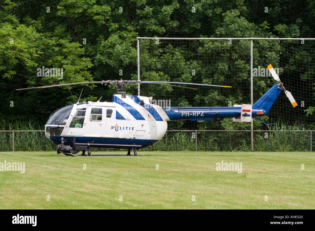 Leeuwarden, Niederlande - 19. Juni: Niederlande Polizei bo-105 Helikopter auf dem sportfields von Leeuwarden Airbase. Stockfoto