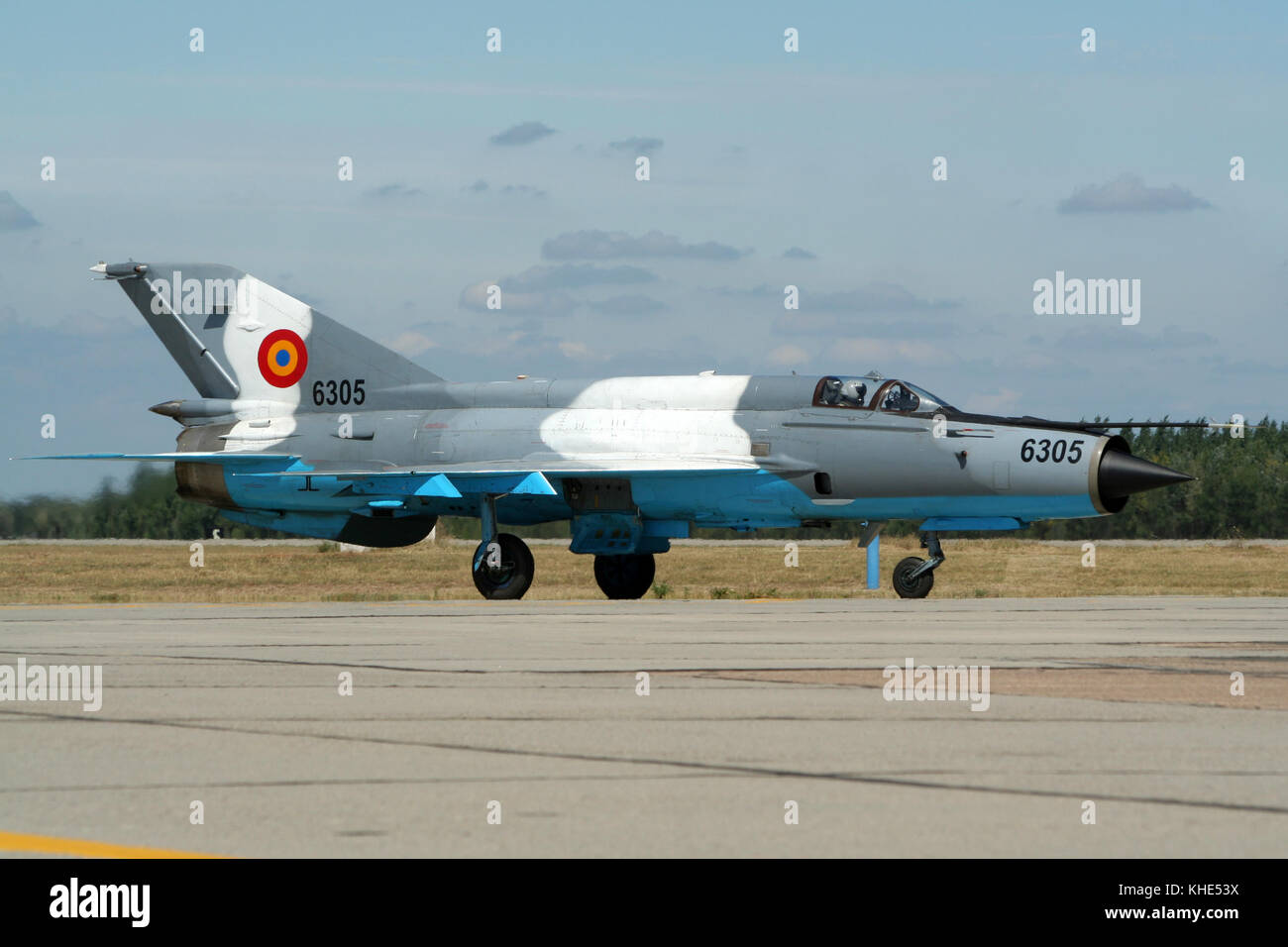 Kecskemet, Ungarn - 17.August 2008: der rumänischen Luftwaffe Mig-21 Fishbed Kampfjet auf der Landebahn am kecsemet Airshow rollen. Stockfoto