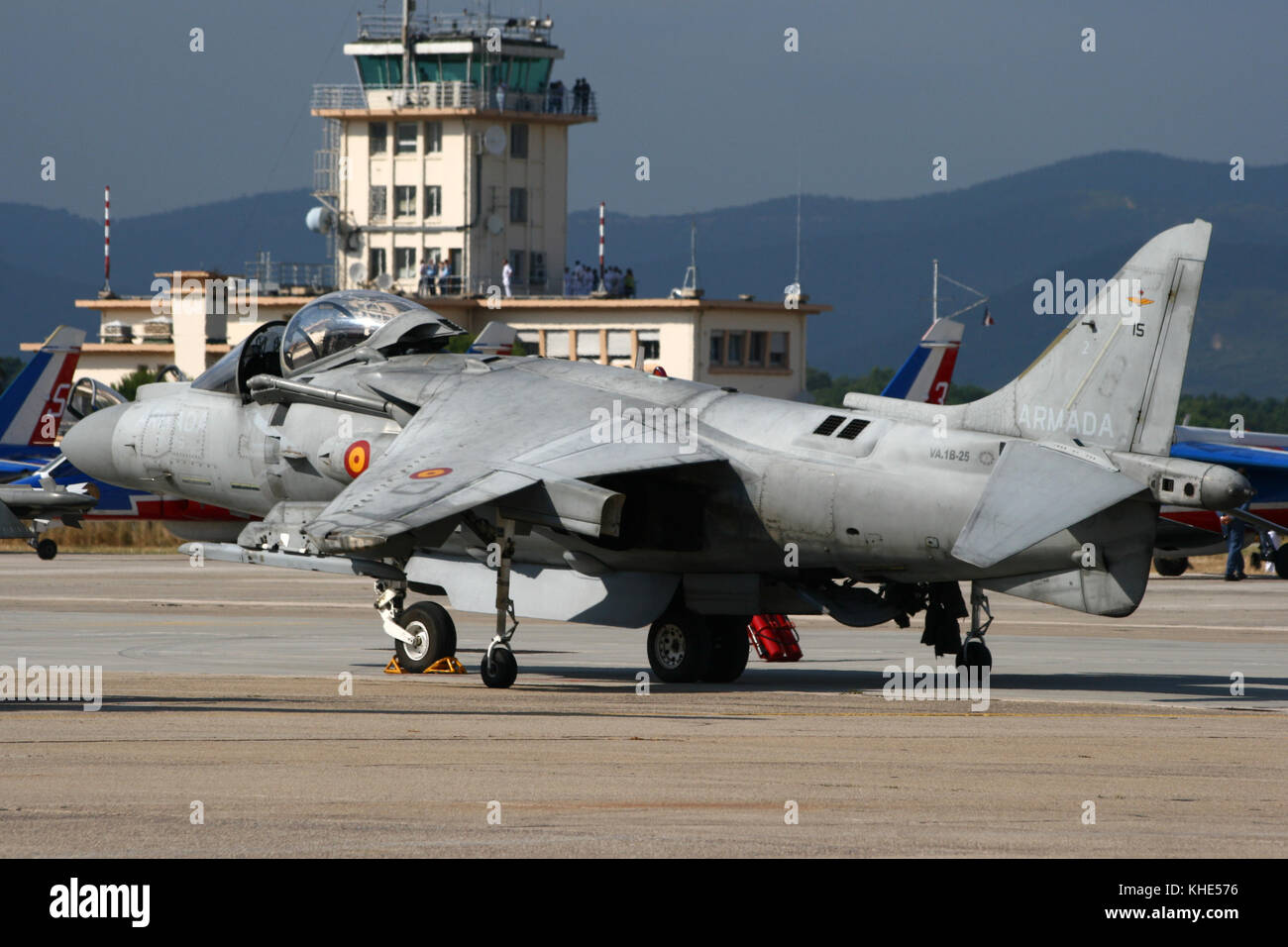 HYERES, FRANKREICH - JUNI 13: Spanische Navy AV-8B Harrier Sprungjet auf der Rollbahn vor dem Hyeres-Luftwaffenstützpunkt. Stockfoto