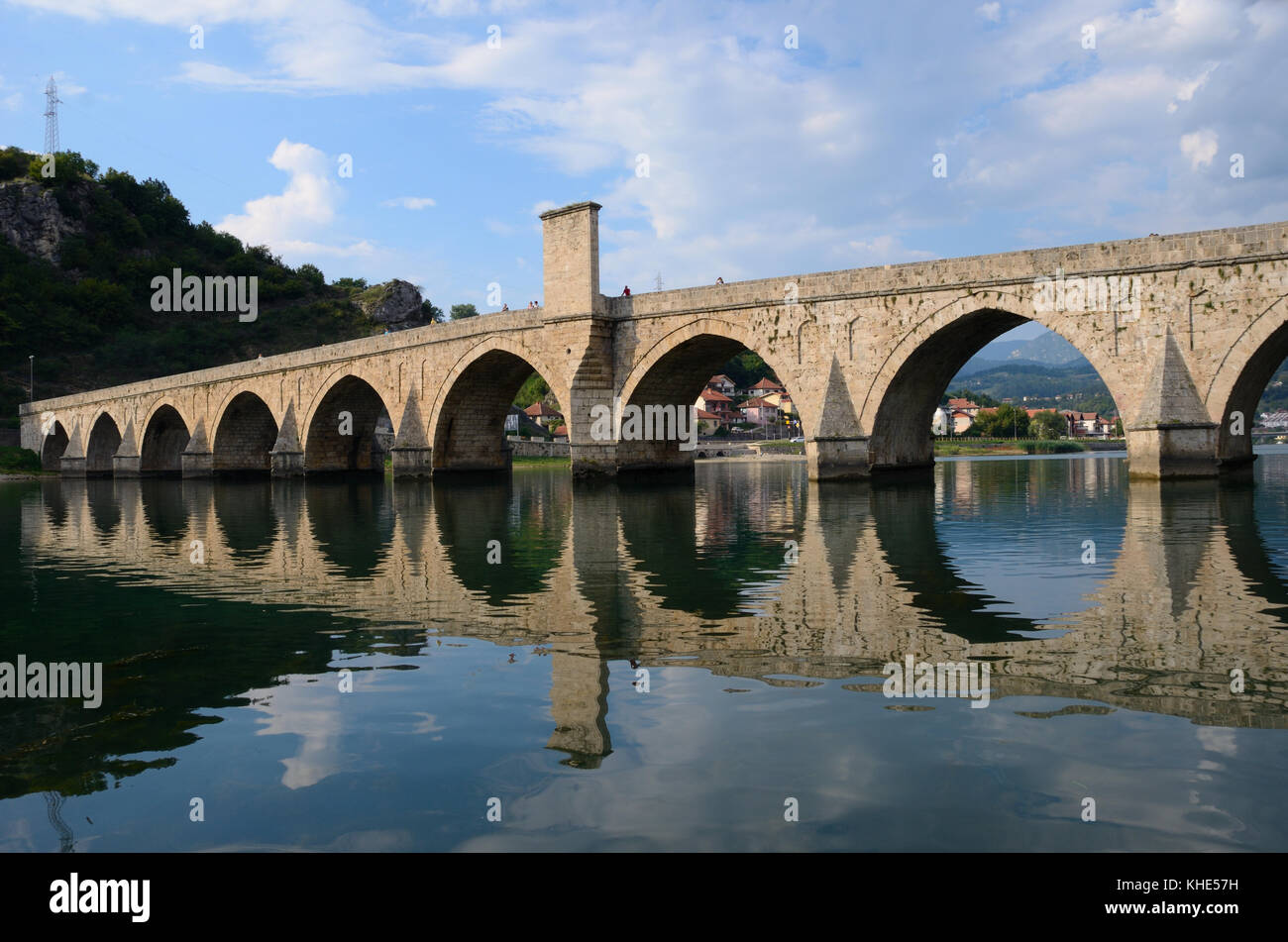 "Die mehmed sokolovic Pasha Brücke" (xvi Jahrhundert) historische Brücke über die Drina in Visegrad, Bosnien und Herzegowina Stockfoto