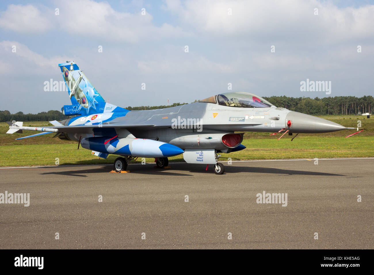 KLEINE BROGEL, BELGIEN - 13. September 2014: Die belgische Luftwaffe General Dynamics F-16 kämpfte Falcon-Kampfflugzeug auf dem Asphalt von kleinen-Brogel Flugplätzen Stockfoto