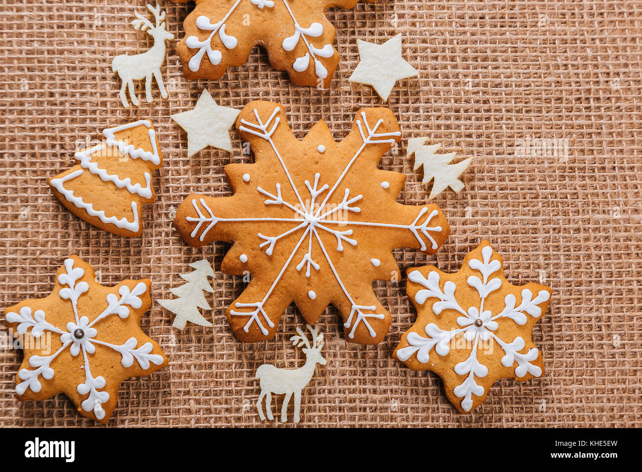 Weihnachtsbaum aus Lebkuchen cookies hausgemachte und neues Jahr Dekor auf sackleinen backgraund. frohe weihnachten Postkarte. freier Speicherplatz Stockfoto