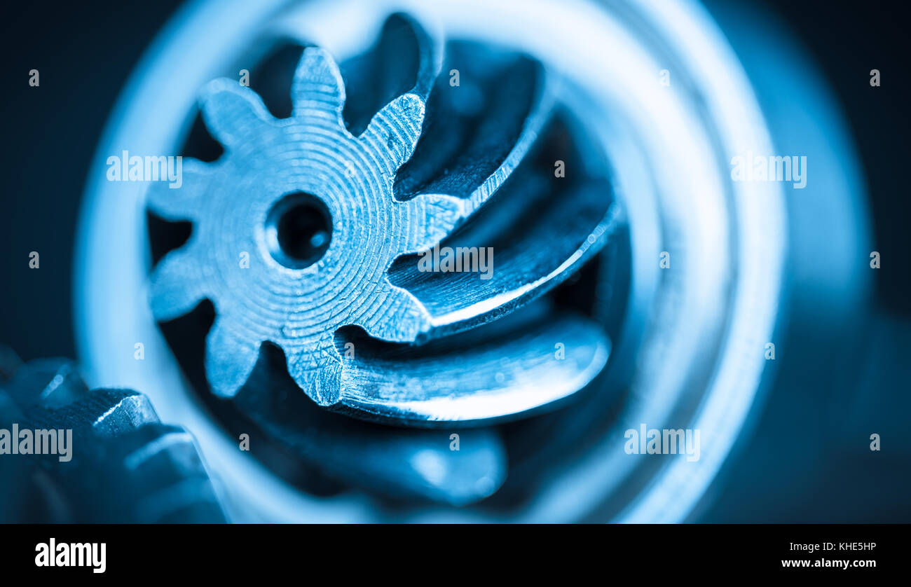 Schöne Nahaufnahmen der Stahl Zahnrad. Abstrakte industriellen Hintergrund mit Zahnräder in blauer Farbe. Stockfoto