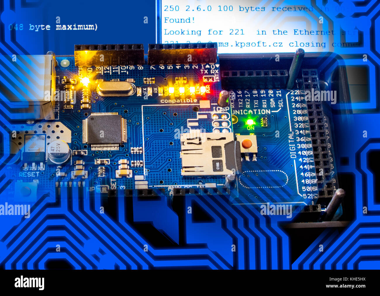 Blaue Platine. Kommunikation einer Single-chip-Mikrocontroller AVR mit einem Netzwerk modul Ethernet. Stockfoto