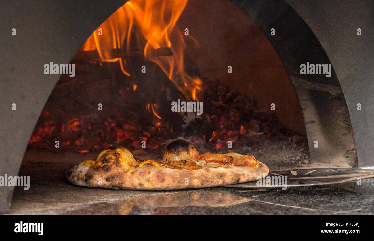 Timber Pizza Company Holzfeuer mobilen Backstein Ofen erzeugt intensive Hitze, die Pizza in Minuten am US Department of Agriculture (USDA) Farmers Market, in Washington, D.C., am Freitag, 22. Juli 2016 kocht. Andrew Dana aus Washington und Chris Brady aus Annapolis sind Miteigentümer der Timber Pizza Company, die sagt, dass sie an einem warmen Sommertag wie diesem oft mehr als 260 Pizzen während der 4-stündigen Marktstunden servieren, und zusätzliche Pizzen während des USDA Evening Farmers Market. Popularität und Rentabilität kann zum Teil zu ihrer Verwendung von Tuscarora Organic Growers (TOG), die Th kommen Stockfoto