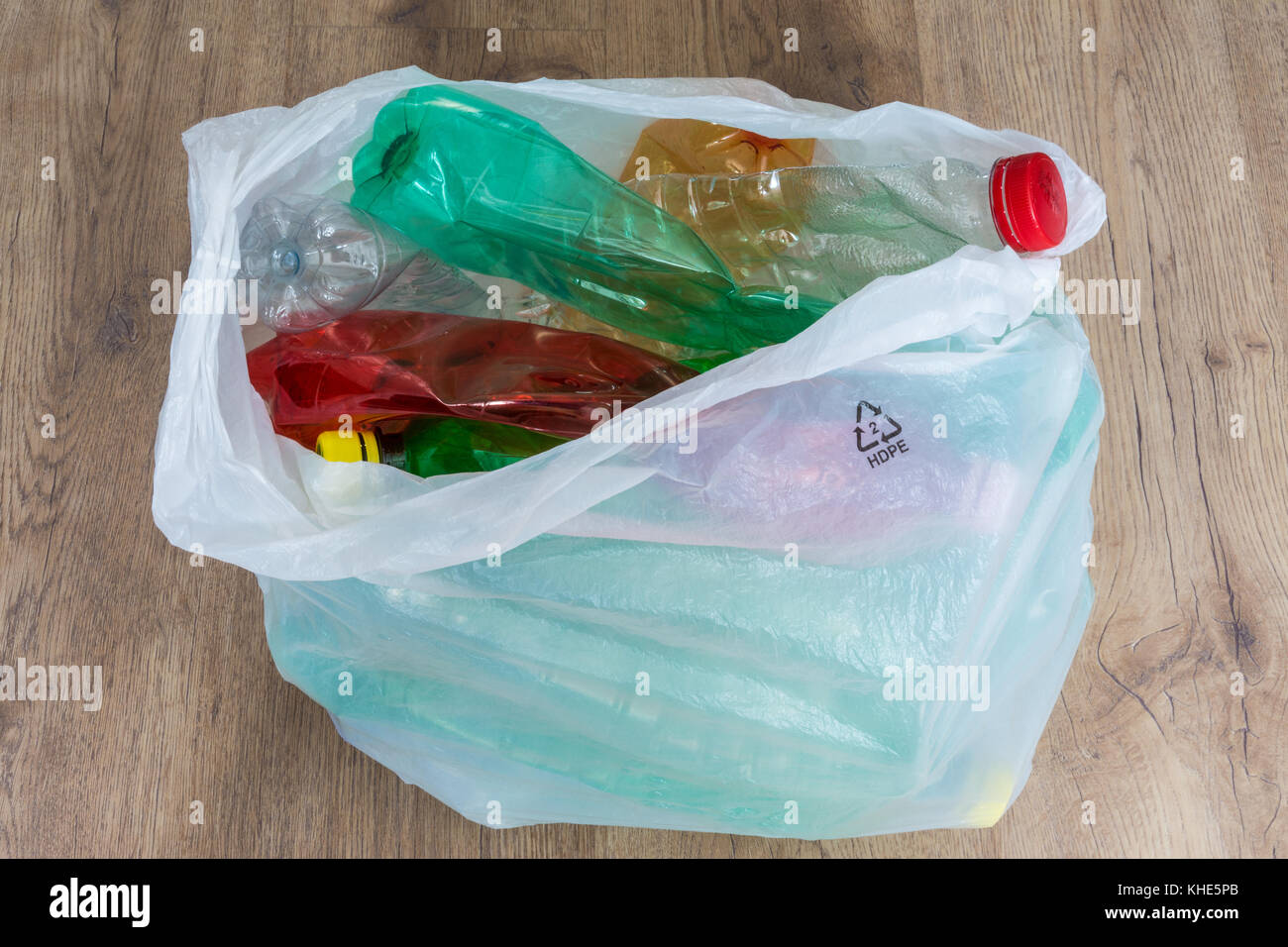 Zerknitterte pet-Flaschen in einer Tragetasche. Ökologische Trennung von Hausmüll. bunten Plastikflaschen. Stockfoto